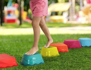 Kolorowe szczudła kubeczkowe steppery dla dzieci Step-n-Stomp B.Toys BX2190Z