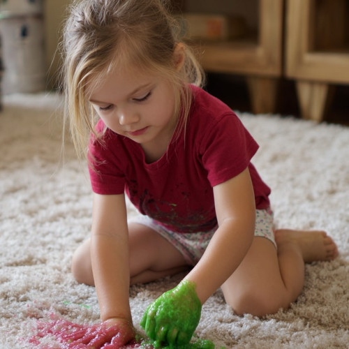 Jak usunąć slime z dywanu, ściany i mebli? Czyszczenie pokoju po zabawie dziecka